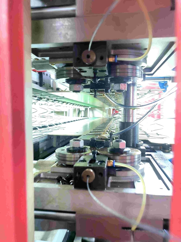 1.9-2.4mm Max 2000mm Matratzenfederbett Kernmachmaschine mit 90-100 Federn/min Kapazität